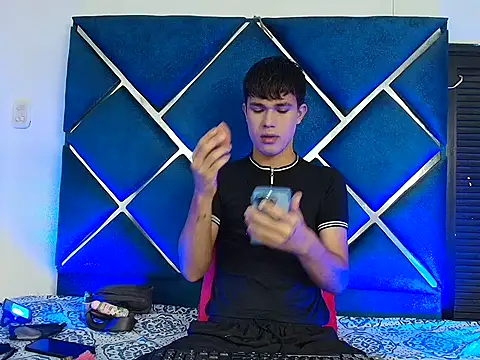 EdwinBoys online show from April 21, 1:06 pm