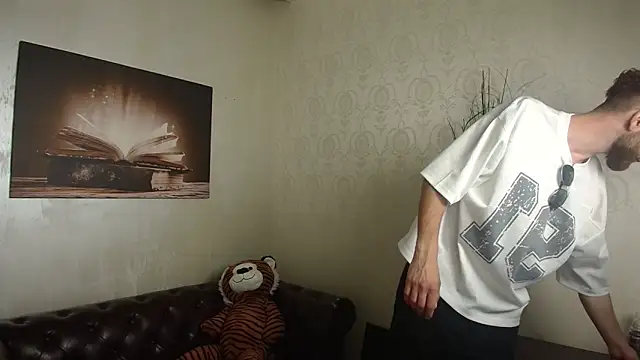 KyloEast online show from June 20, 4:17 am