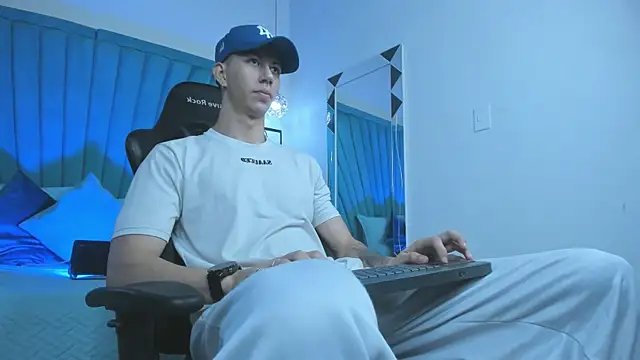 OliverThompsonJS online show from April 29, 4:17 am