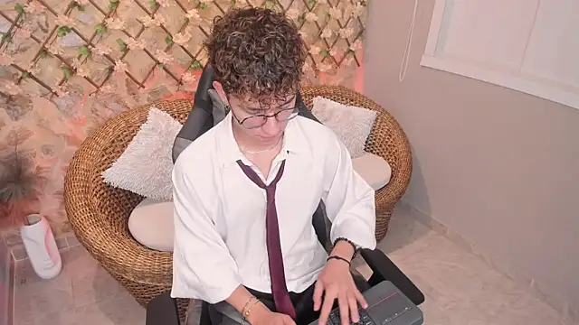 AngeloBellini online show from May 4, 8:21 pm