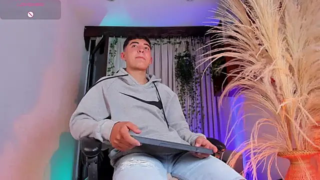 DylanBrownn  online show from May 11, 9:12 pm