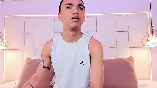 AndresSolorzano1 online show from May 4, 11:34 am