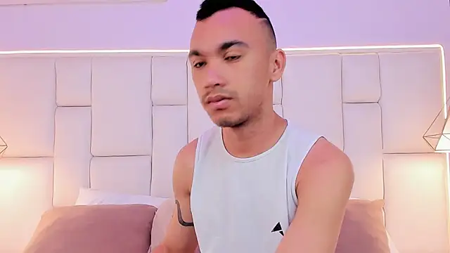 AndresSolorzano1 online show from May 11, 11:34 am