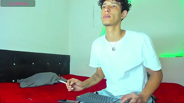 liammendoza98 online show from May 16, 12:03 pm