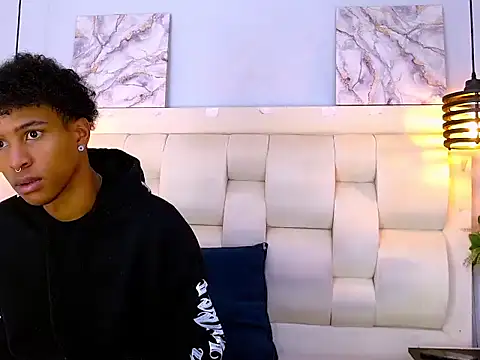 Maylo 0 online show from May 14, 1:53 pm