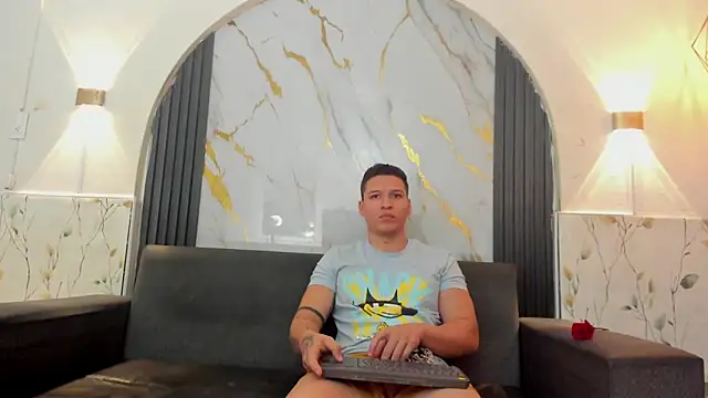 lucassimone  online show from June 7, 11:17 am