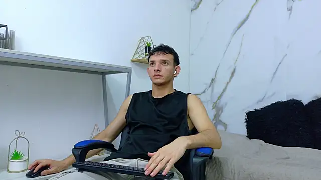 keen black  online show from June 5, 6:52 am