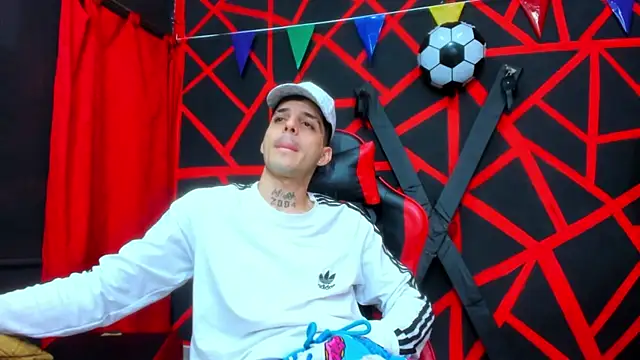 boy max latin online show from June 14, 1:02 pm