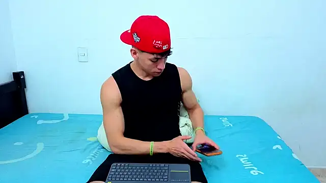 Luke Muscle online show from June 10, 1:40 am