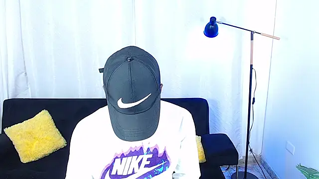 alexaandro18 online show from June 13, 8:18 pm