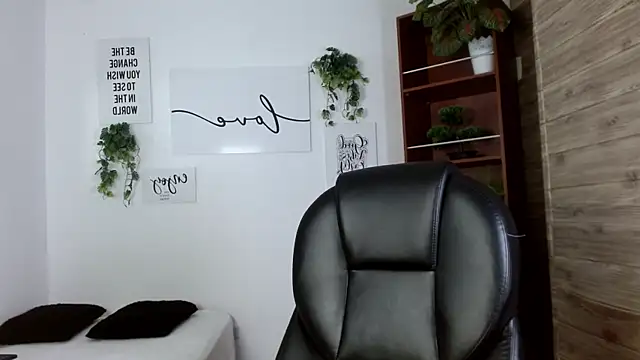 pandablack18 online show from June 17, 2:46 am