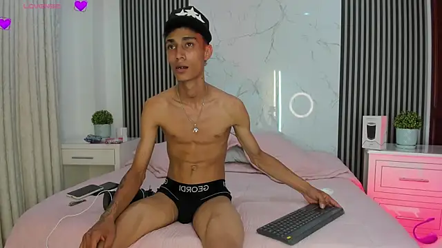 LucasJhonson  online show from July 28, 5:04 am
