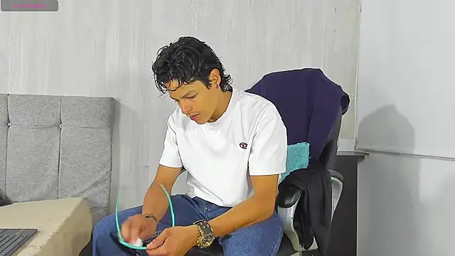 tommyhot7 online show from June 11, 8:40 pm