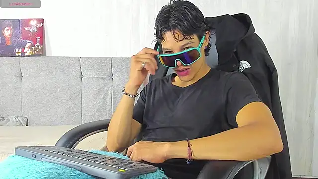 tommyhot7 online show from June 15, 11:08 pm