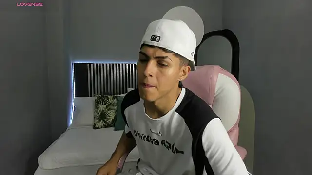 Axel Mendozaa online show from June 11, 8:07 pm