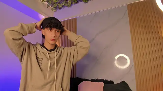 im ethan  online show from June 30, 11:22 am