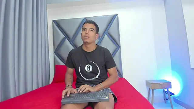 JustinOrtiz  online show from July 6, 8:21 pm