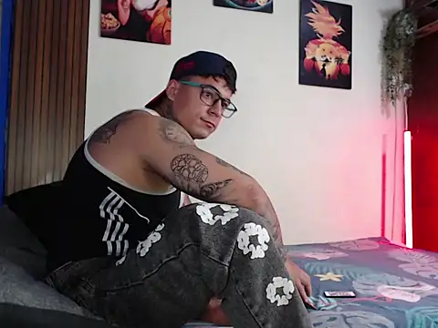 maxstroncm18 online show from July 13, 5:04 pm