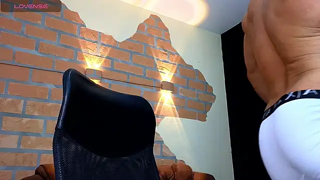 zac levis  online show from August 7, 11:11 pm