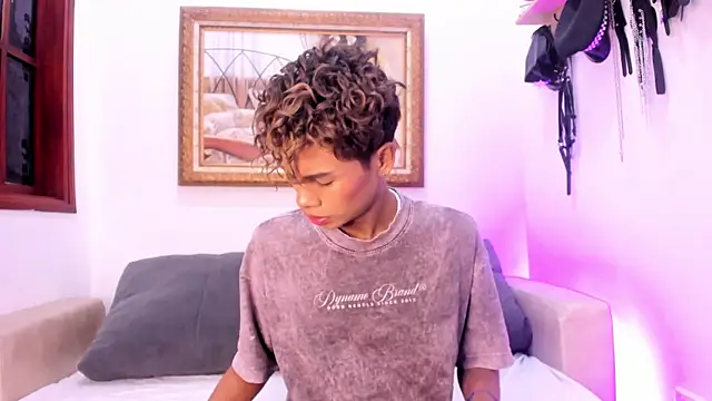 Cuteboyhenrik os online show from July 9, 12:53 pm
