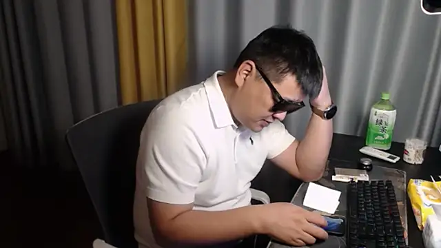 zhang1118 online show from July 24, 10:00 am