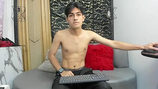 TaylerCruz online show from July 4, 8:23 pm