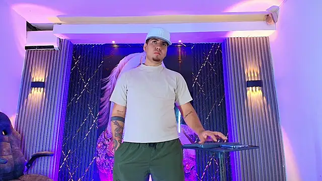 Iam Josue- online show from July 14, 4:57 pm