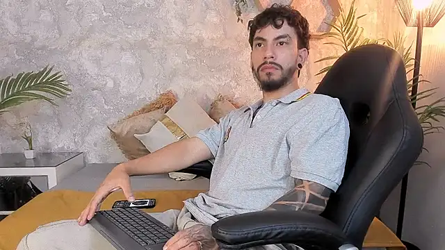 leviwolff online show from July 28, 4:09 am