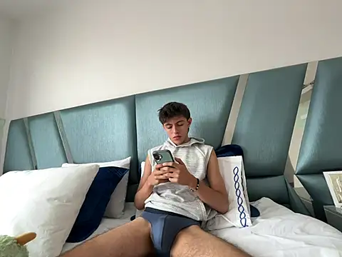 ItsJuanLuxxOficial online show from July 15, 6:25 pm