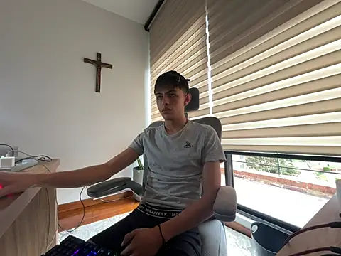 ItsJuanLuxxOficial online show from August 8, 6:59 pm