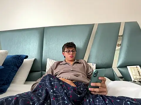 ItsJuanLuxxOficial online show from July 17, 5:41 pm