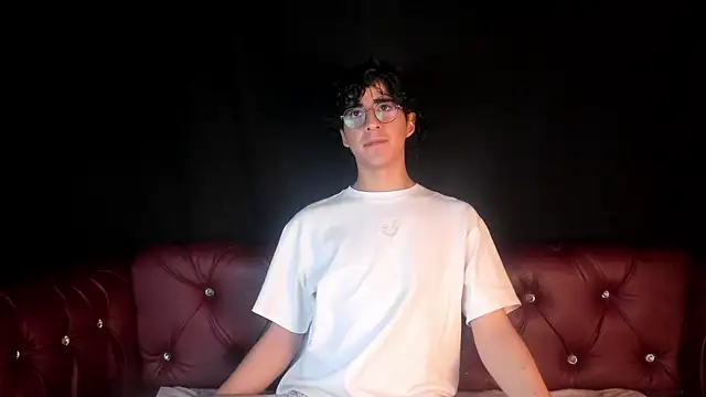 ElliotNoir online show from August 4, 11:15 am