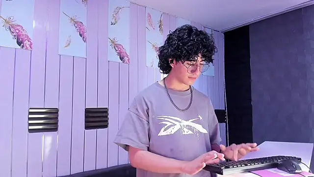 ElliotNoir online show from July 28, 7:15 pm