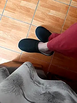 feet toes online show from July 8, 8:07 am