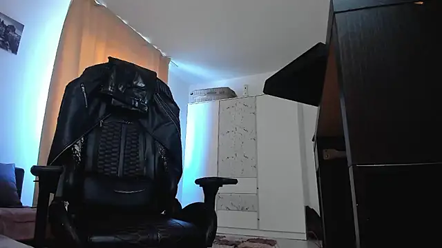 liamaesthetic online show from May 11, 7:21 am