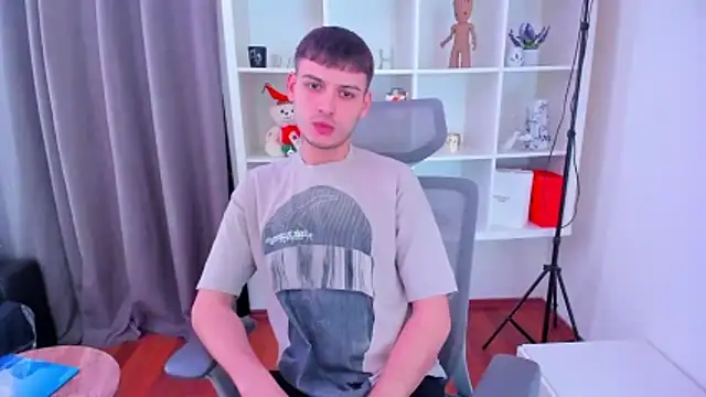 andboyfor6 online show from April 29, 11:48 am