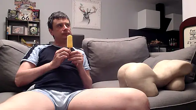 freddy0222222 online show from June 19, 8:46 pm
