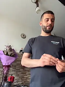 ElChapoGuzman95 online show from May 4, 3:58 pm