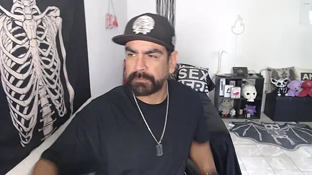 soyelcarlitos  online show from May 3, 5:37 pm