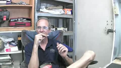 Snapshot of 04oldskool chatting on December 16, 2:47 am 04oldskool online show from December 16, 2:47 am
