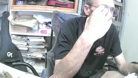 Snapshot of 04oldskool chatting on December 10, 2:35 am 04oldskool online show from December 10, 2:35 am
