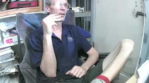 Snapshot of 04oldskool chatting on December 17, 6:13 am 04oldskool online show from December 17, 6:13 am