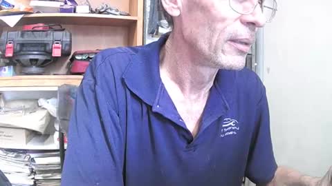 Snapshot of 04oldskool chatting on December 18, 2:10 am 04oldskool online show from December 18, 2:10 am