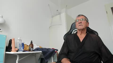 Snapshot of 200gentleman chatting on October 6, 2:33 pm Henk online show from October 6, 2:33 pm