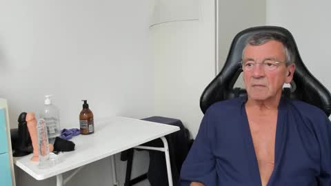 Snapshot of 200gentleman chatting on October 11, 11:03 am Henk online show from October 11, 11:03 am