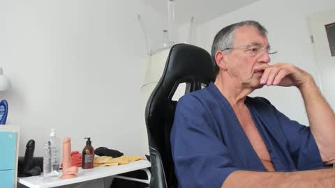 Snapshot of 200gentleman chatting on October 12, 11:15 am Henk online show from October 12, 11:15 am