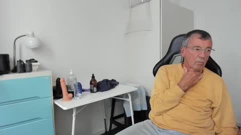Snapshot of 200gentleman chatting on October 7, 2:43 pm Henk online show from October 7, 2:43 pm