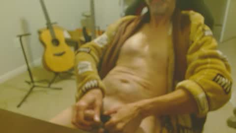 Snapshot of 6stringer62 chatting on December 19, 8:24 am 6stringer62 online show from December 19, 8:24 am