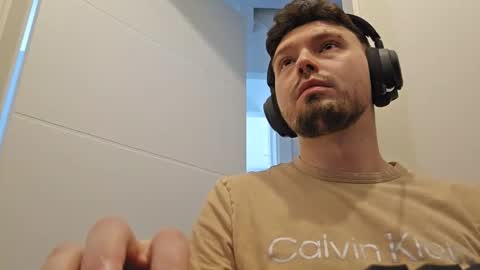 8inchdude93 online show from May 1, 8:06 am
