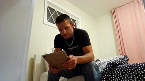 8inchwhiteboy88 online show from April 3, 1:46 am